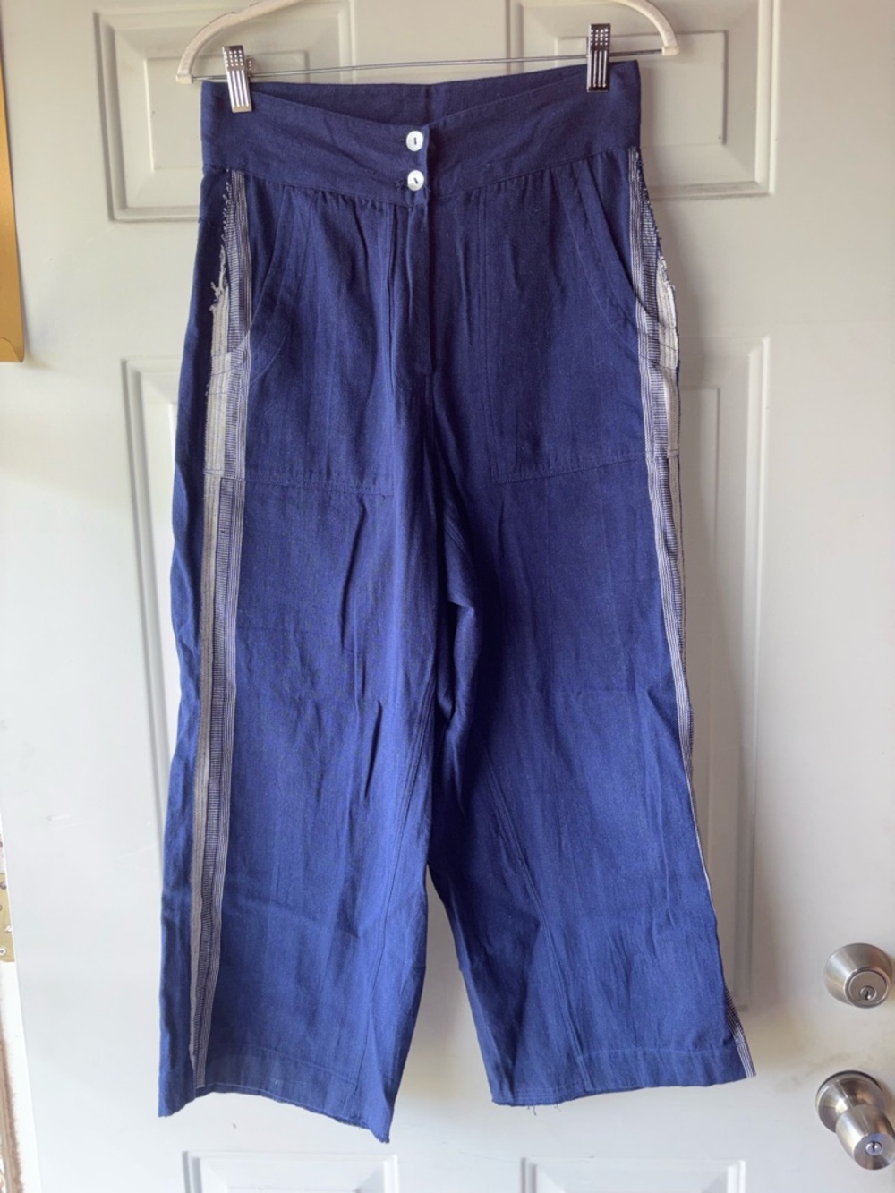 V. De. Vinster blue side stripe wide leg crop pants size 28 waist